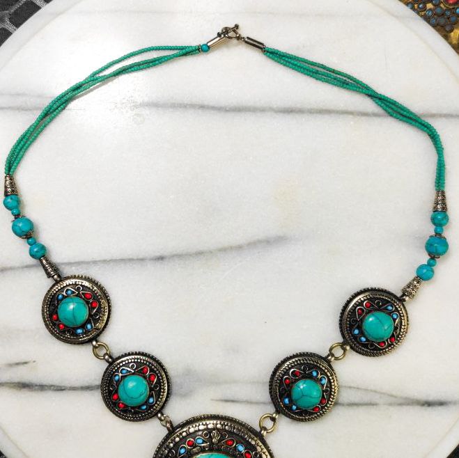 LOTE000121_03-1.jpg Collar estilo Tibetano perlas de vidrio rojas y azules