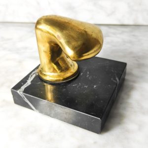 LOTE000135_01.jpg Noray de bronce sobre mármol negro estilo Marinero Náutico c.1970