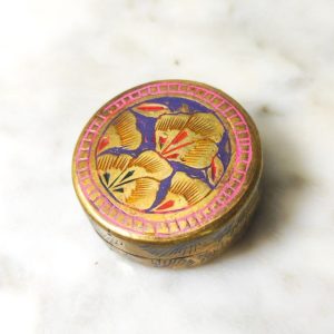 LOTE000141_01.jpg Caja pastillero persa decoración floral c.1970