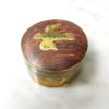 Caja pastillero de madera y bronce con decoración de pájaro