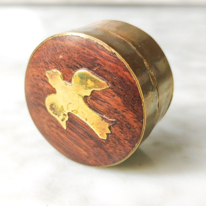 Caja pastillero de madera y bronce con decoración de pájaro