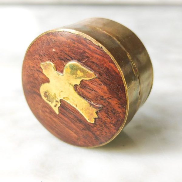 Caja pastillero de madera y bronce con decoración de pájaro