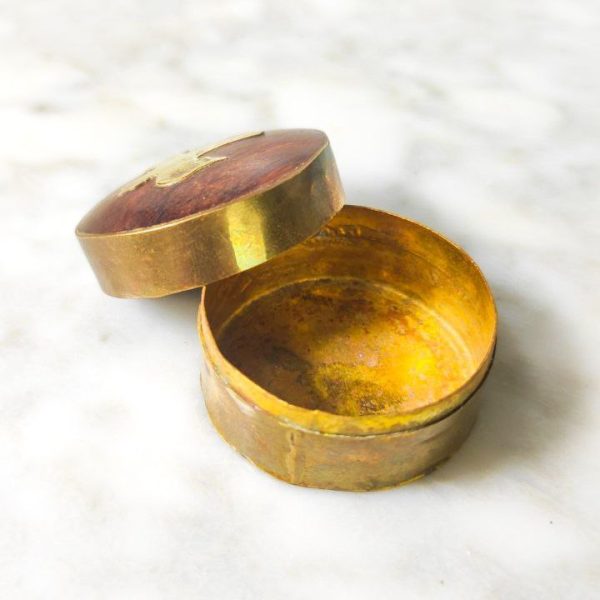 Caja pastillero de madera y bronce con decoración de pájaro