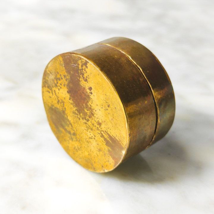 Caja pastillero de madera y bronce con decoración de pájaro