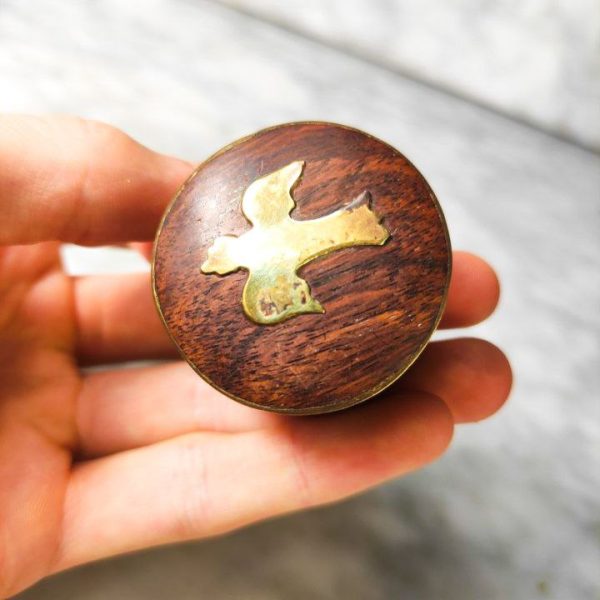 Caja pastillero de madera y bronce con decoración de pájaro