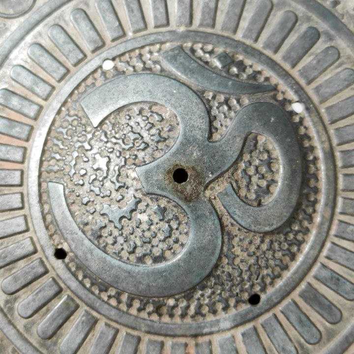 Incensario con el símbolo Om de India