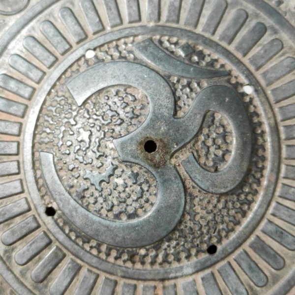 Incensario con el símbolo Om de India