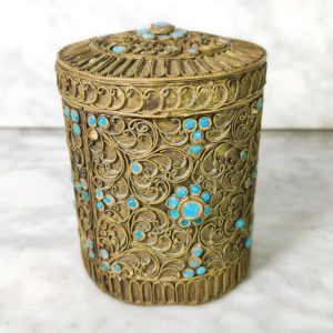 LOTE000147_01.jpg Caja tibetana de Filigrana con perlas de vidrio c.1950