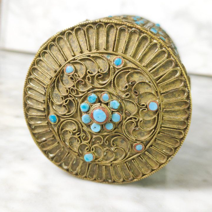 Caja tibetana de Filigrana con perlas de vidrio c.1950