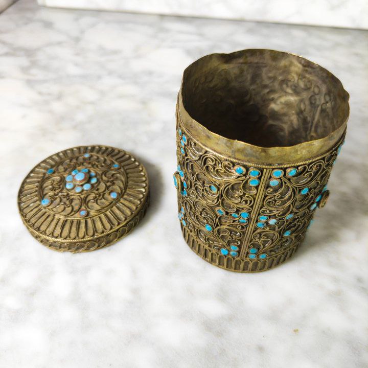 Caja tibetana de Filigrana con perlas de vidrio c.1950