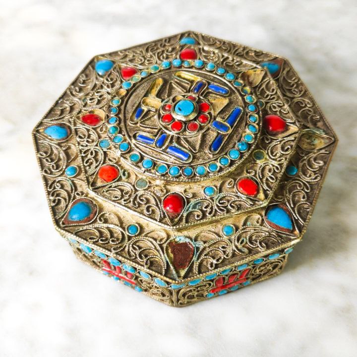 Caja Tibetana con Filigrana y perlas de Vidrio Octogonal c.1950
