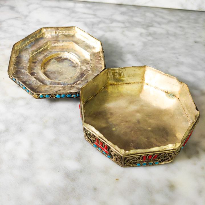 Caja Tibetana con Filigrana y perlas de Vidrio Octogonal c.1950