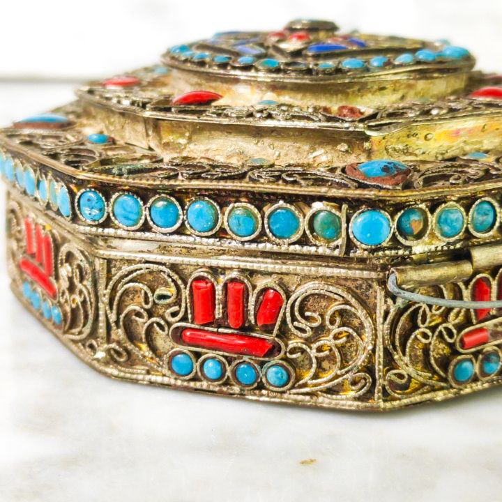 Caja Tibetana con Filigrana y perlas de Vidrio Octogonal c.1950