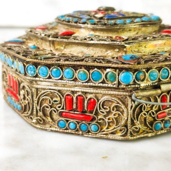 Caja Tibetana con Filigrana y perlas de Vidrio Octogonal c.1950