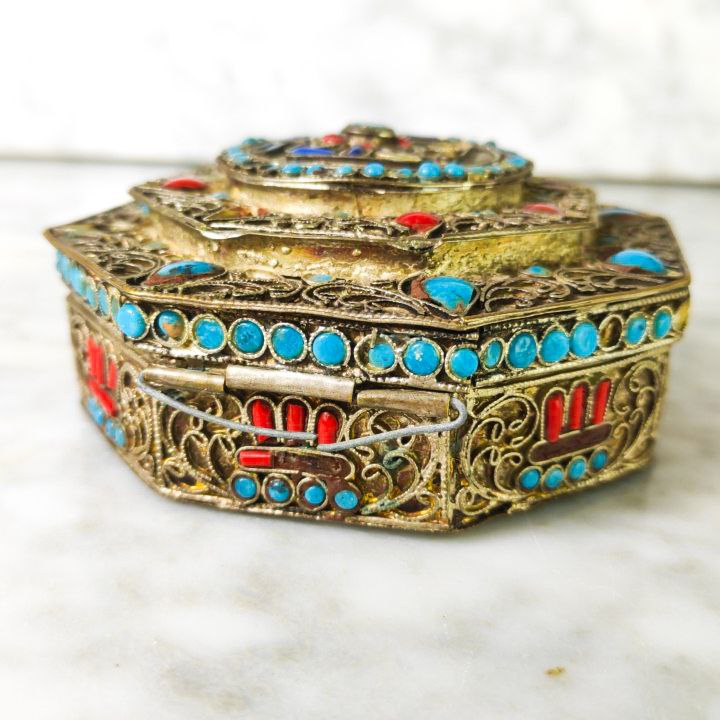 Caja Tibetana con Filigrana y perlas de Vidrio Octogonal c.1950