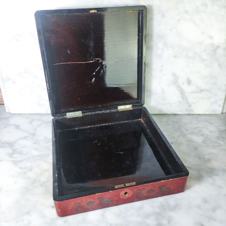 Caja lacada Japonesa del periodo Meiji (1868-1911) cuadrada grande