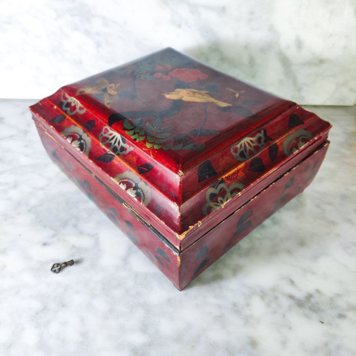 Caja lacada Japonesa del periodo Meiji (1868-1911) con llave