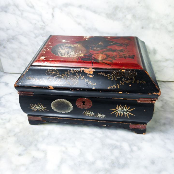 Caja lacada Japonesa del periodo Meiji (1868-1911)  en forma de Baul