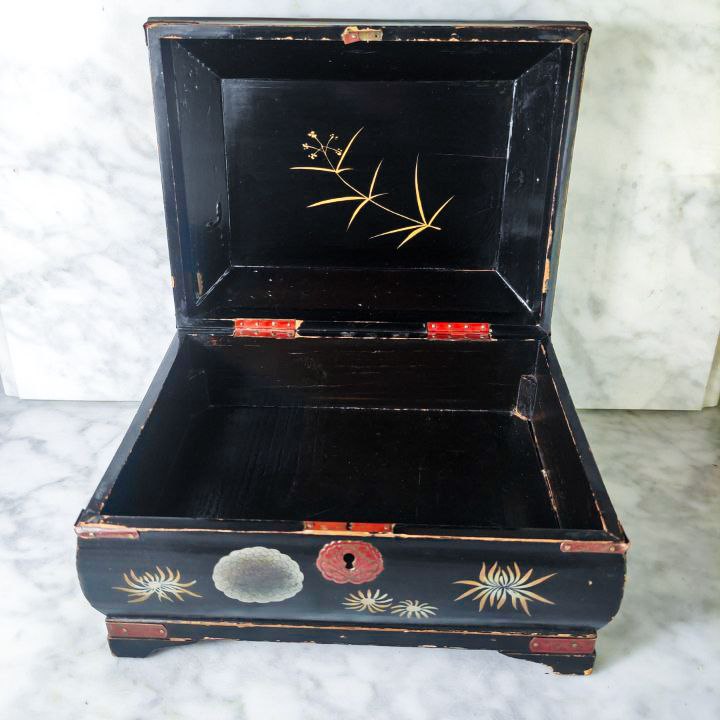 Caja lacada Japonesa del periodo Meiji (1868-1911)  en forma de Baul