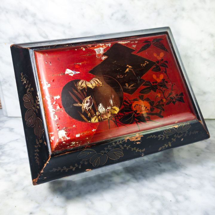 Caja lacada Japonesa del periodo Meiji (1868-1911)  en forma de Baul