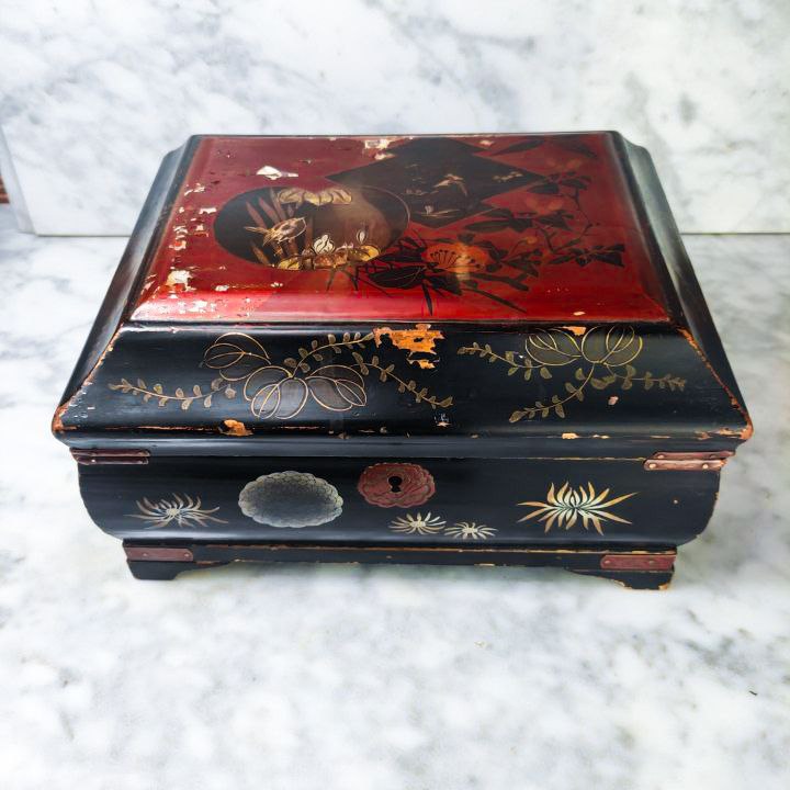 Caja lacada Japonesa del periodo Meiji (1868-1911)  en forma de Baul