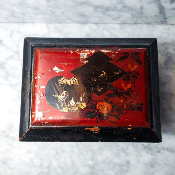Caja lacada Japonesa del periodo Meiji (1868-1911)  en forma de Baul