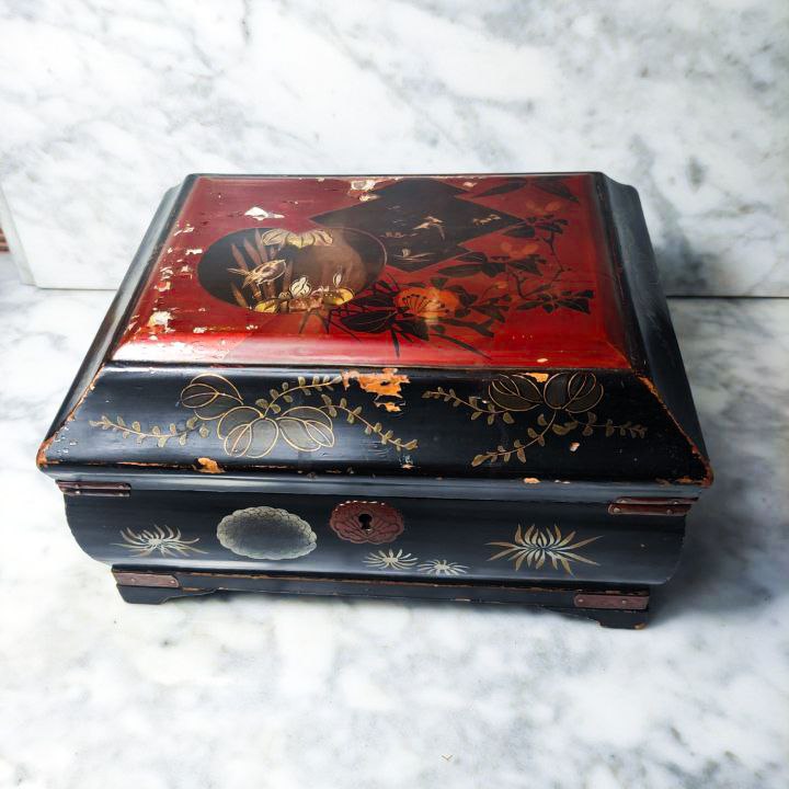 Caja lacada Japonesa del periodo Meiji (1868-1911)  en forma de Baul