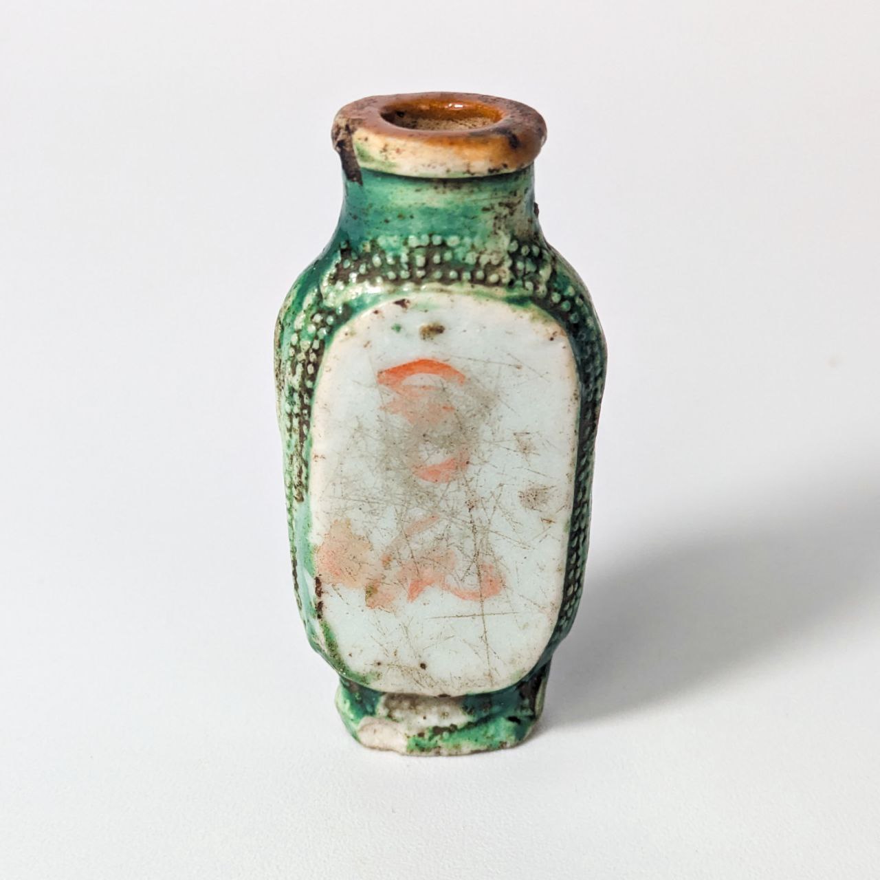 LOTE000181_02-1.jpg Botellita de Rapé China periodo Tongzhi (1861-1875) esmaltado verde