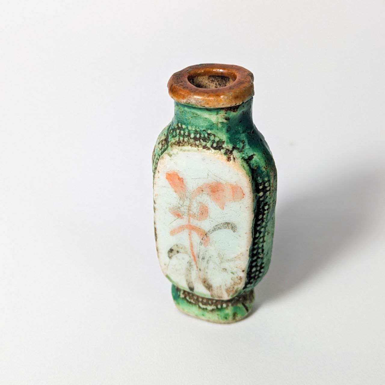 LOTE000181_05-1.jpg Botellita de Rapé China periodo Tongzhi (1861-1875) esmaltado verde