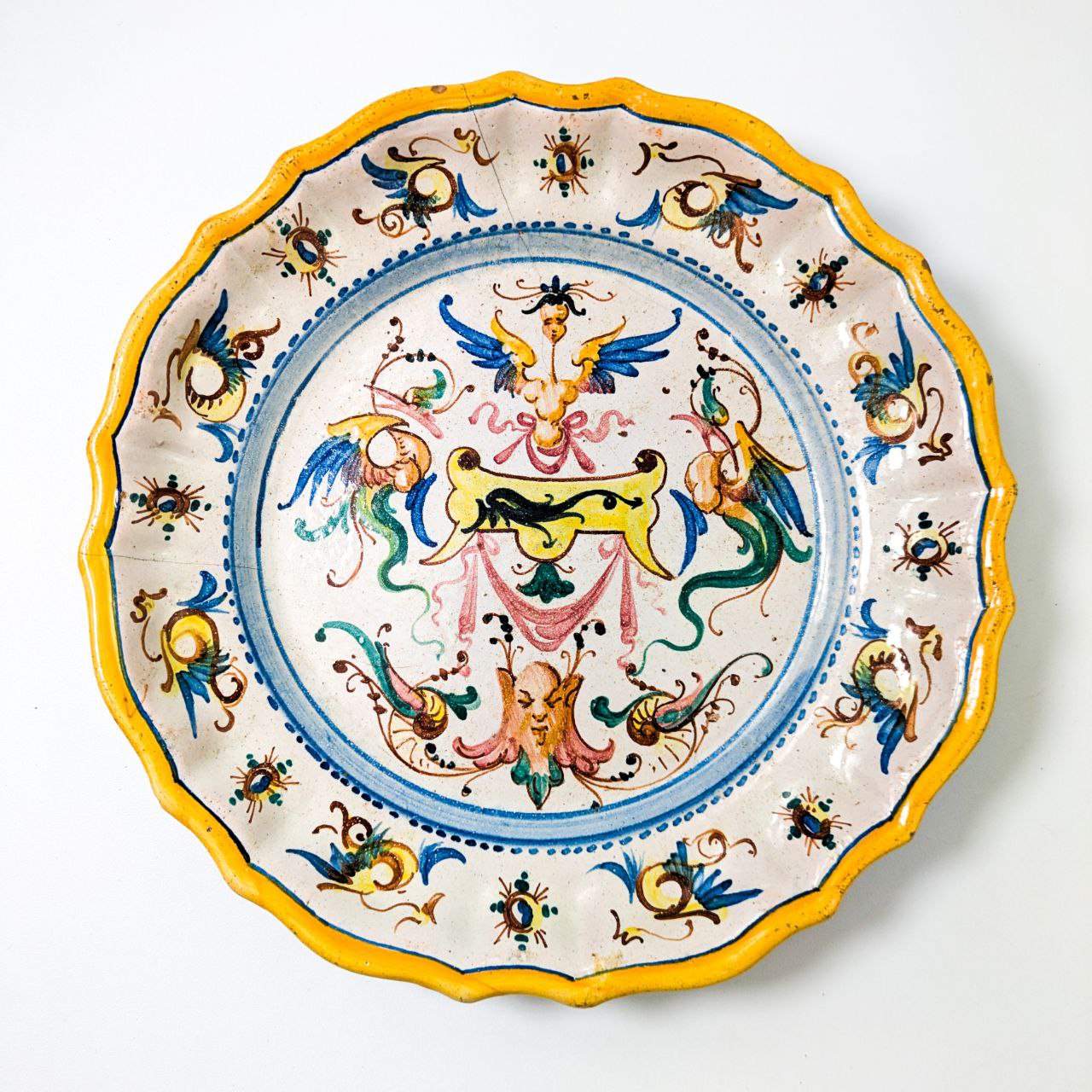 Plato italiano de Derutta estilo Grotesche Neorenacimiento Finales s.XIX