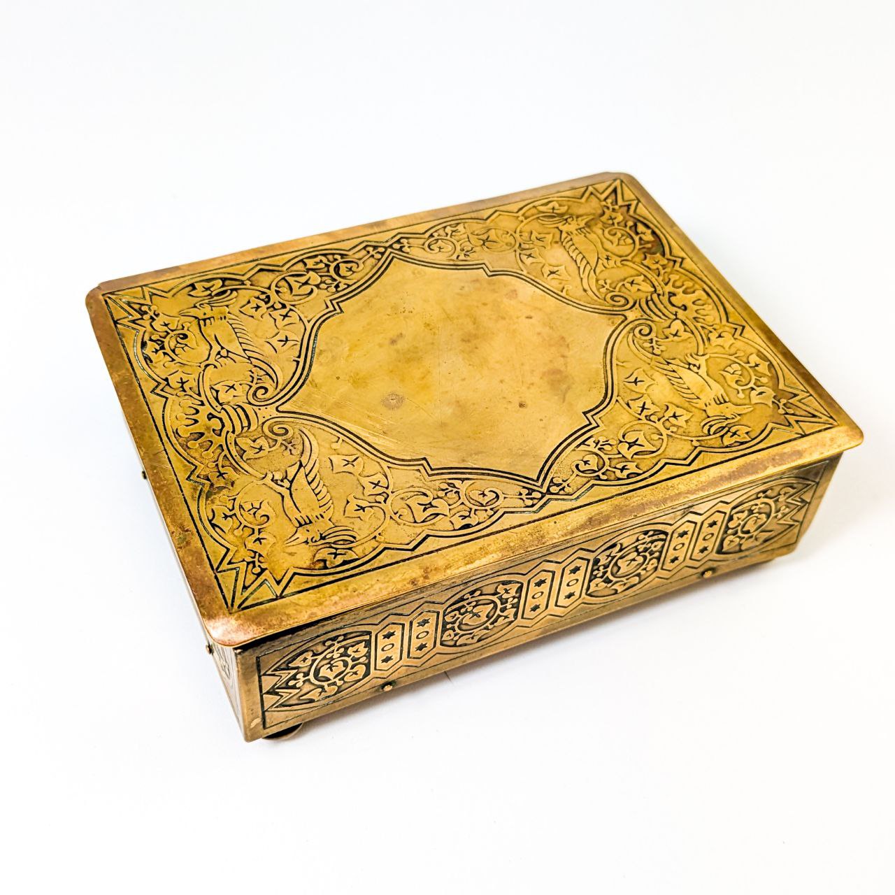 Caja holandesa de latón decorada con motivos geométricos