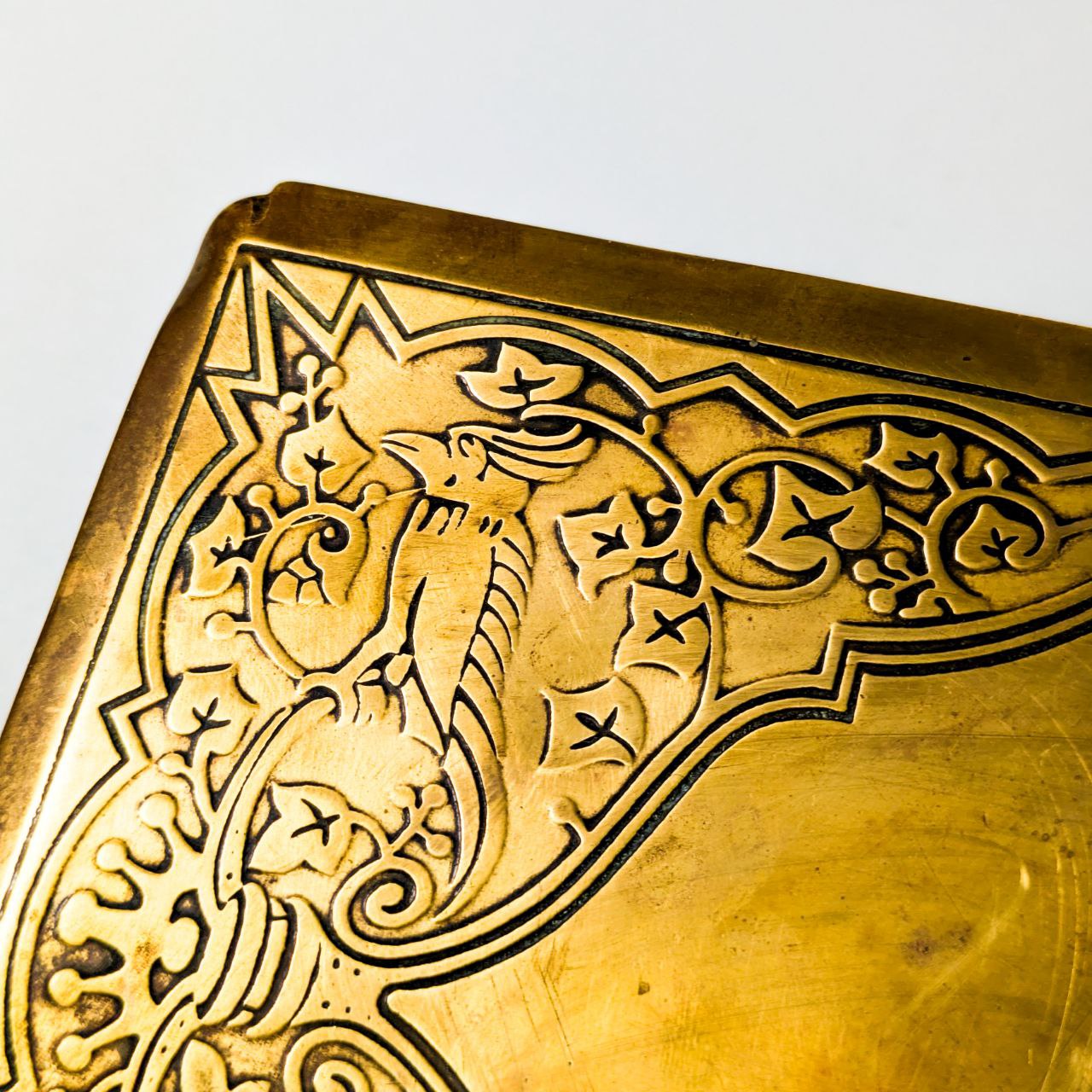 Caja holandesa de latón decorada con motivos geométricos