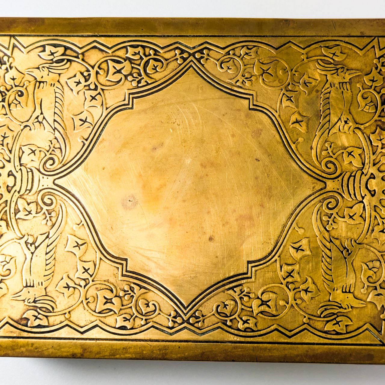 Caja holandesa de latón decorada con motivos geométricos