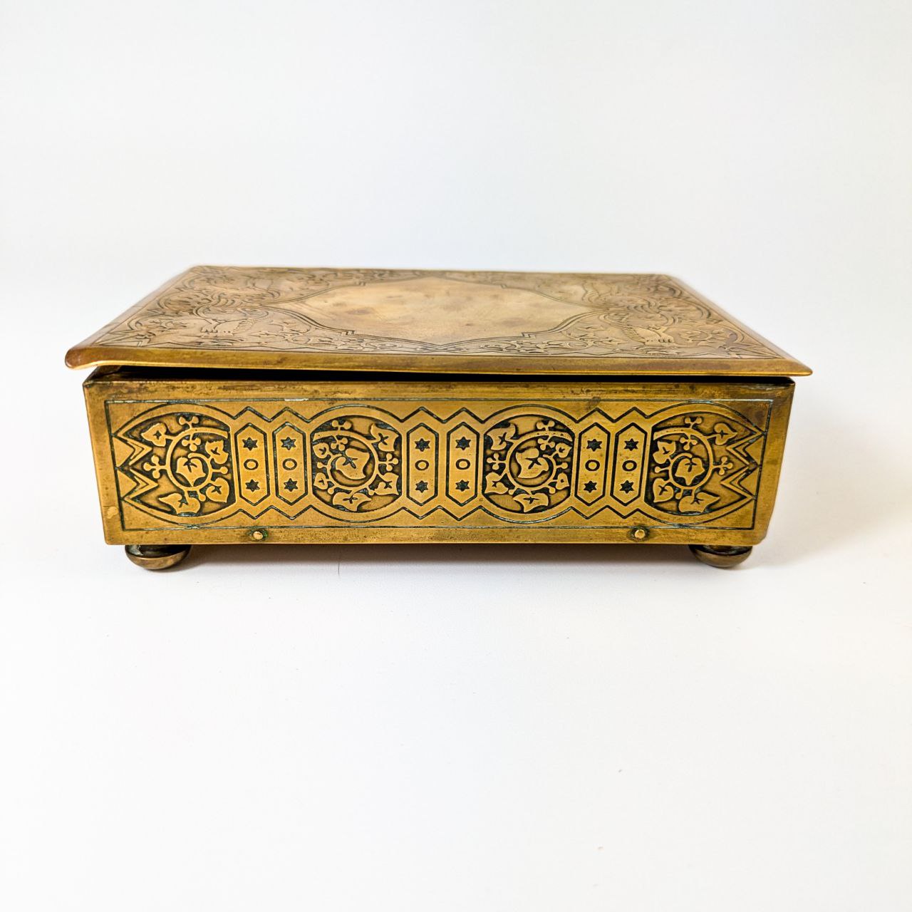 Caja holandesa de latón decorada con motivos geométricos