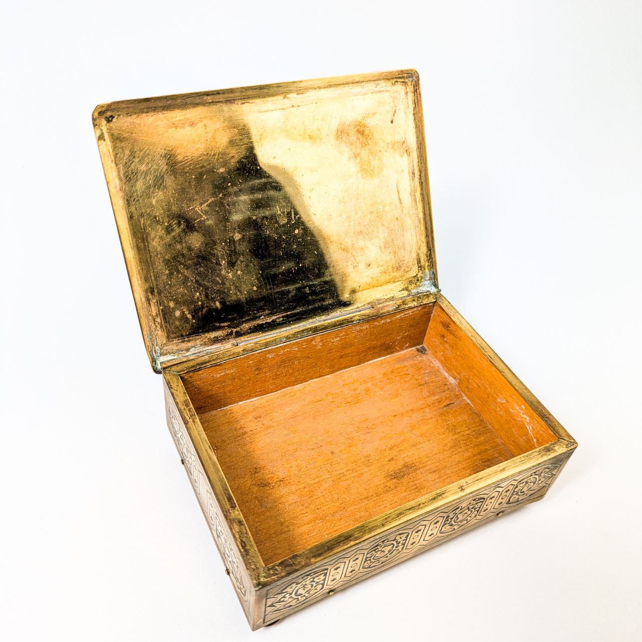 Caja holandesa de latón decorada con motivos geométricos