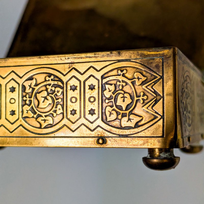 Caja holandesa de latón decorada con motivos geométricos