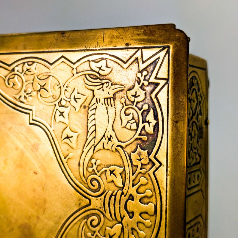 Caja holandesa de latón decorada con motivos geométricos