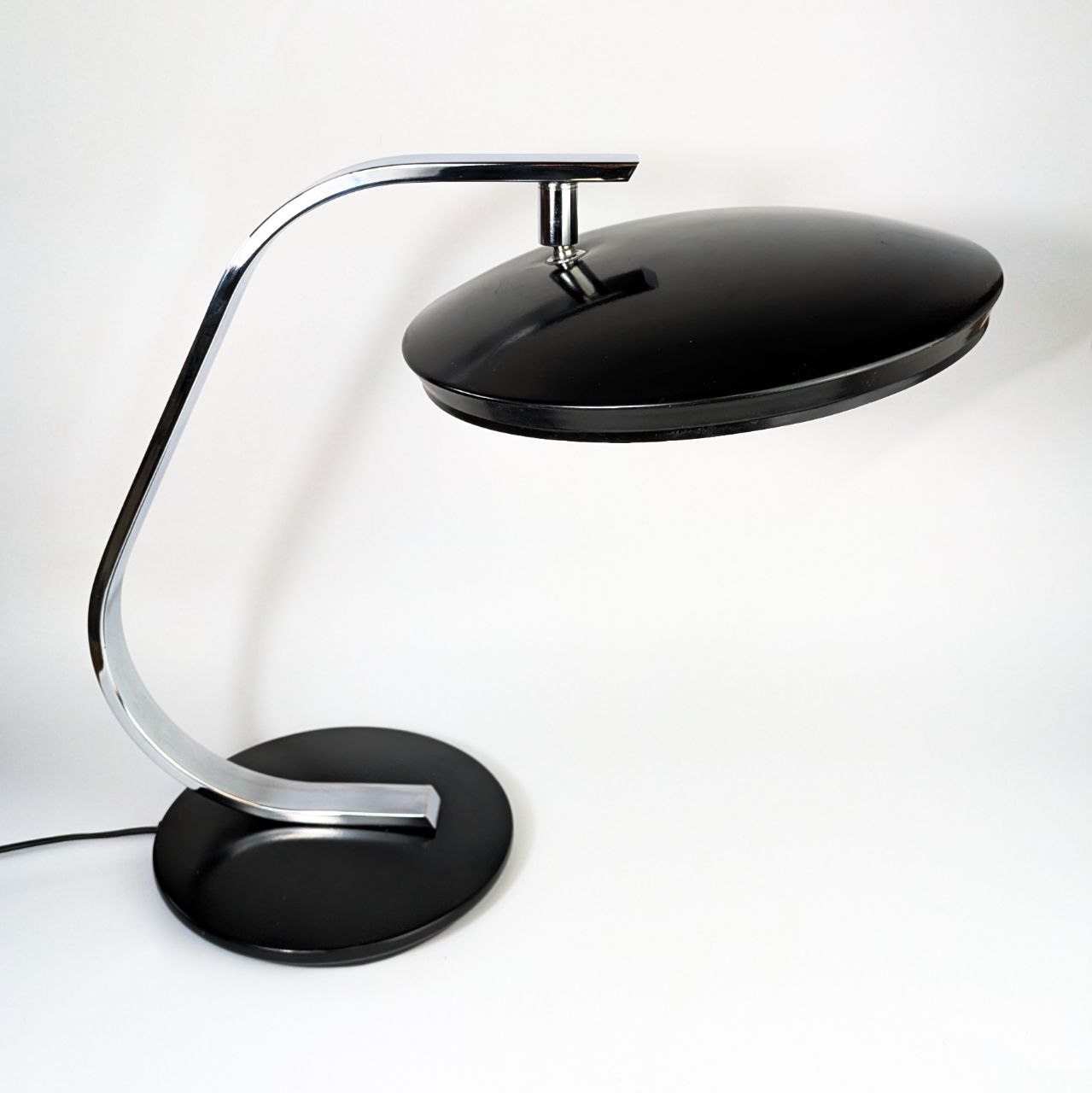 Lámpara Fase 520C negra diseño años 1970