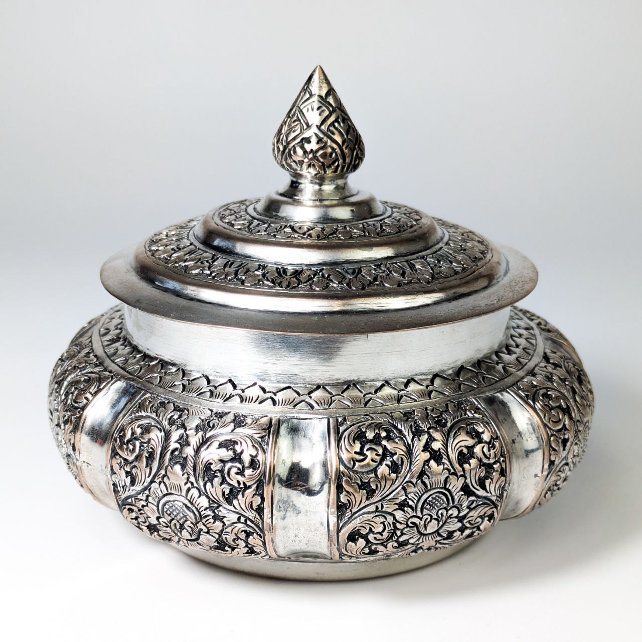 Caja Khmer de Cobre repoussé y Plata, Camboya