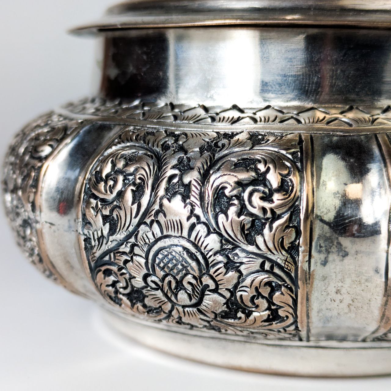 Caja Khmer de Cobre repoussé y Plata, Camboya