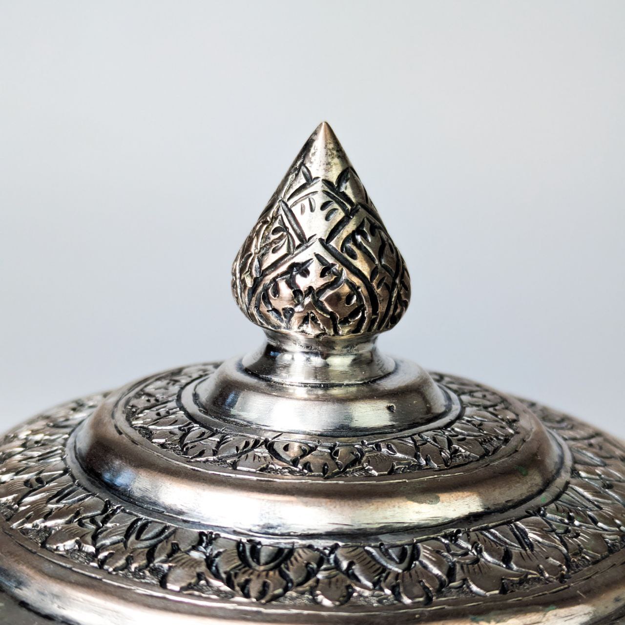 Caja Khmer de Cobre repoussé y Plata, Camboya