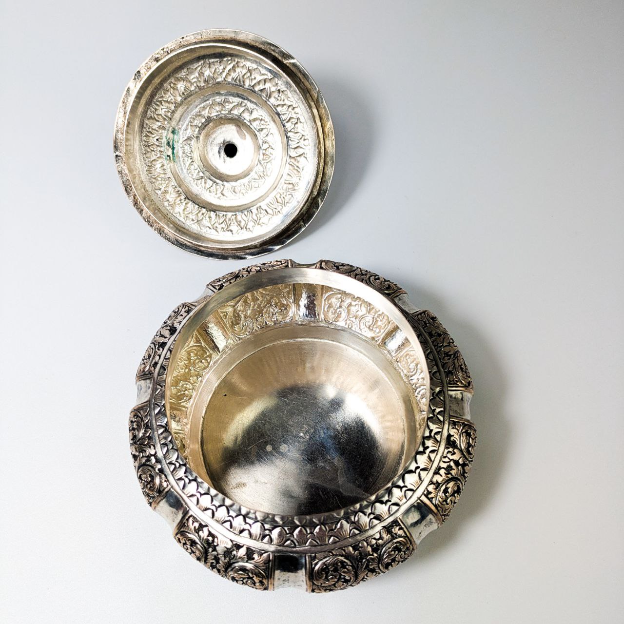 Caja Khmer de Cobre repoussé y Plata, Camboya