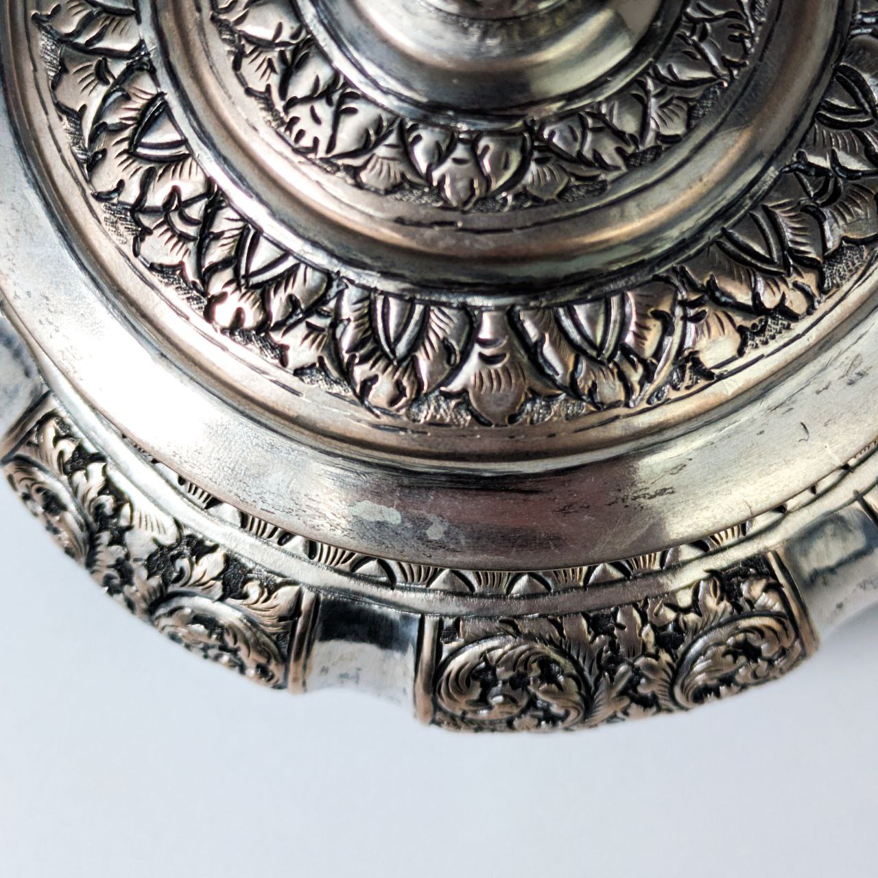 Caja Khmer de Cobre repoussé y Plata, Camboya