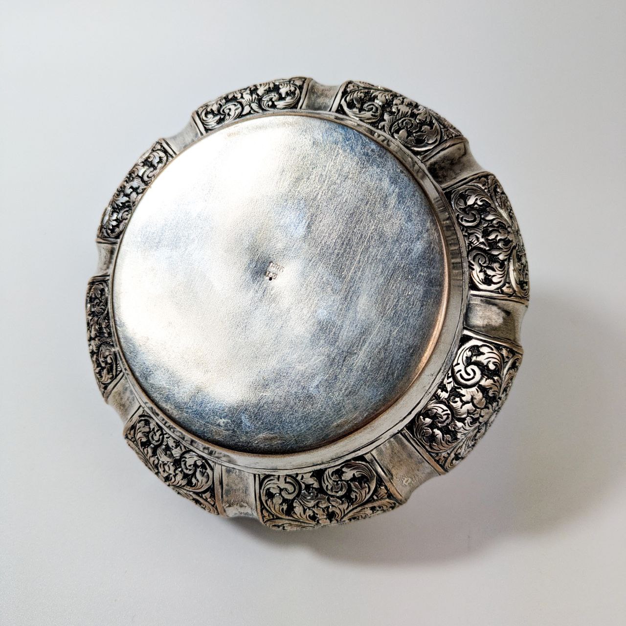 Caja Khmer de Cobre repoussé y Plata, Camboya