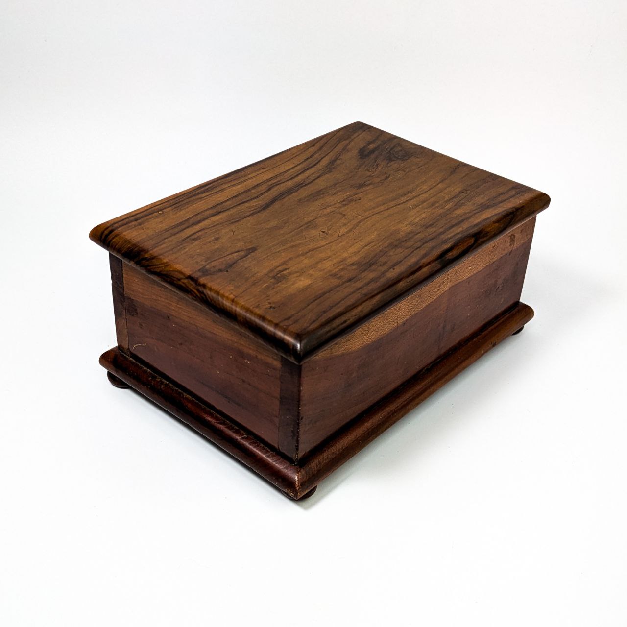 Caja de Recuerdos de Madera de nogal c.1960