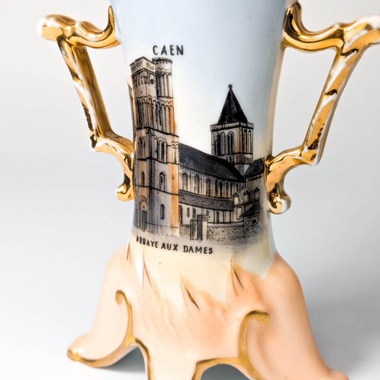 Jarrón de Porcelana de La Abadía de las Damas, Caen, Francia c.1900