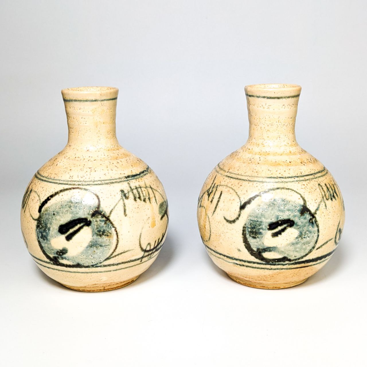 Pareja de botellitas de Sake Japonesas estilo Annan de Vietnam finales s.XX