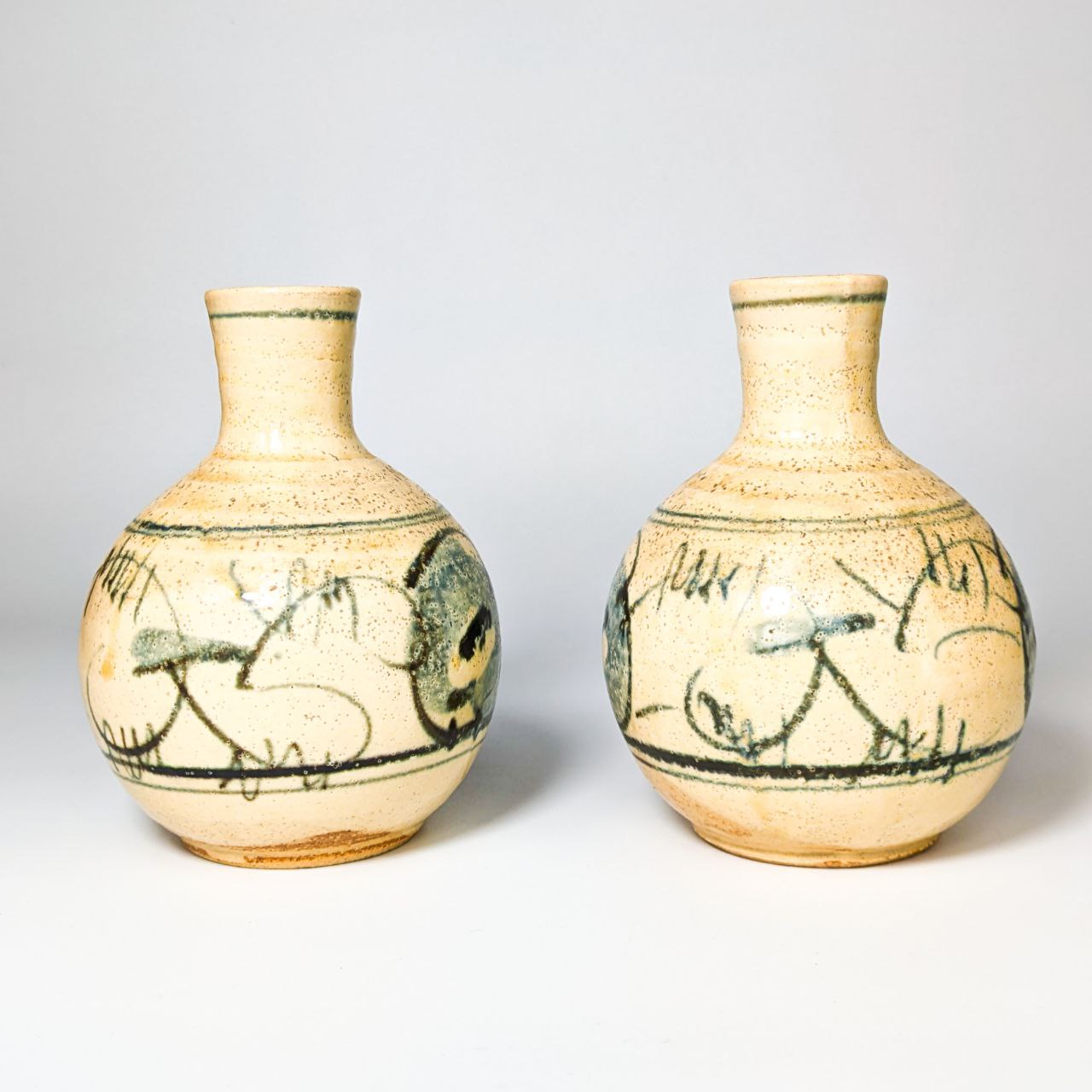 Pareja de botellitas de Sake Japonesas estilo Annan de Vietnam finales s.XX