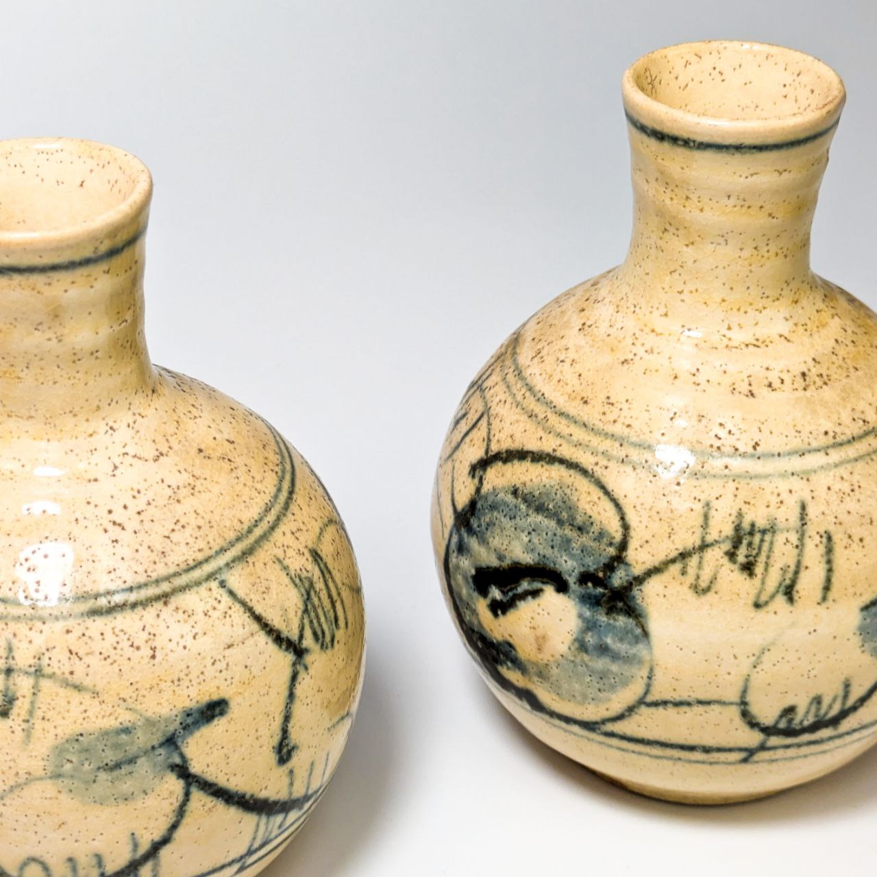 Pareja de botellitas de Sake Japonesas estilo Annan de Vietnam finales s.XX