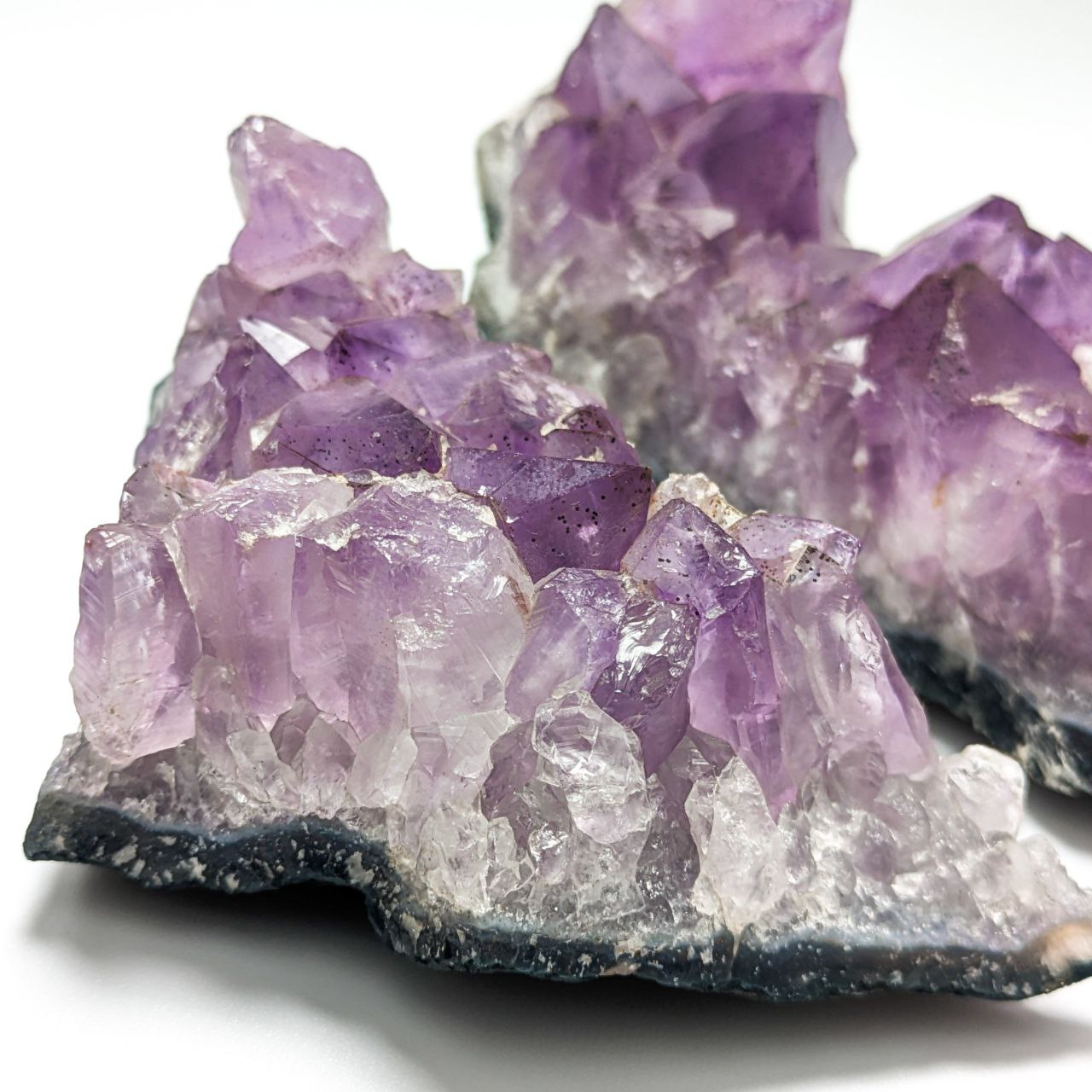 Dos trozos de Geoda de Amatista, Brasil